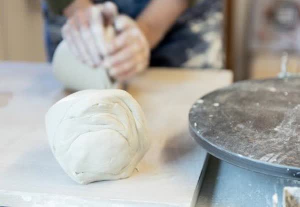Ton wird von Hand geschlagen und vorbereitet