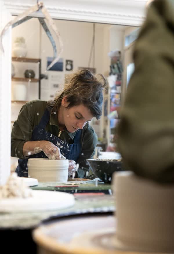 Nathalie Heid an der Drehscheibe in ihrer Werkstatt